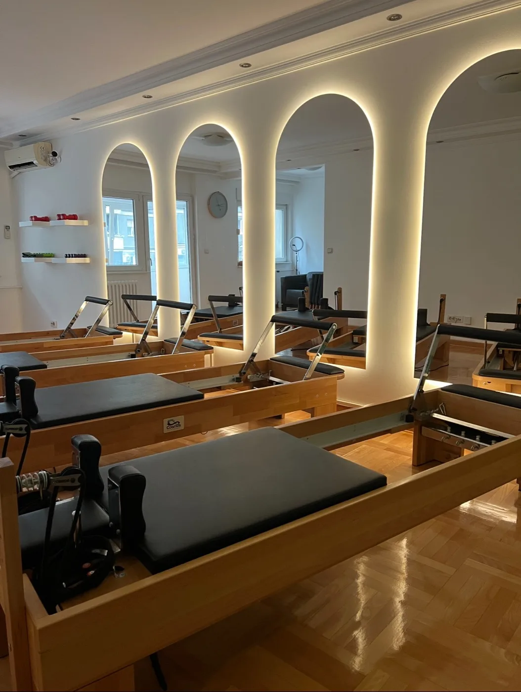 Next Step Reformer Studio — unutrašnjost sa arkadama, ogledalima i reformer krevetima, Tašmajdan, Beograd